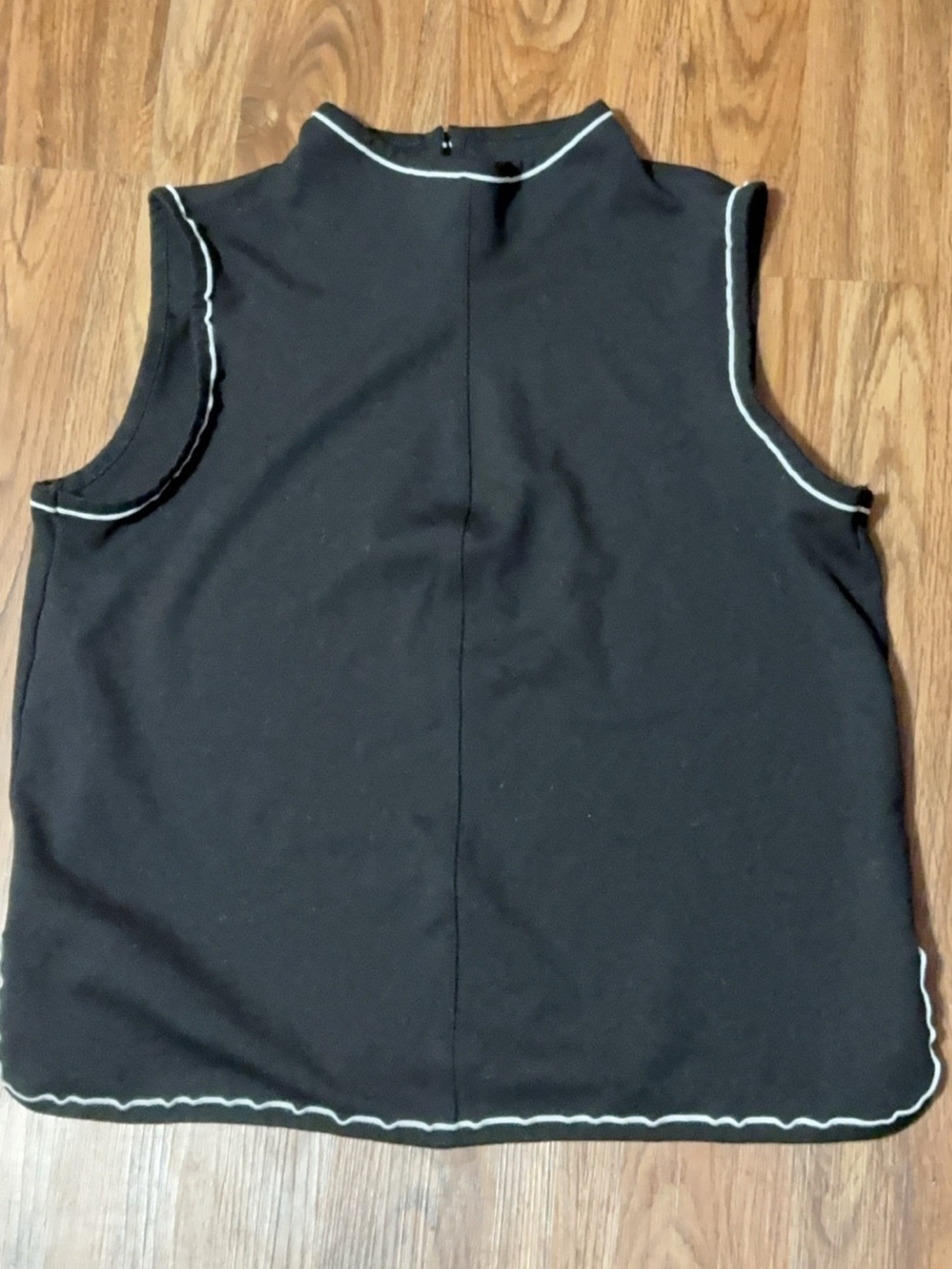 Max Studio Black Sleeveless Mock Neck Tank with White Contrast Piping